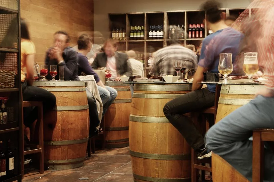 Clients attablés dans un bar à vin
