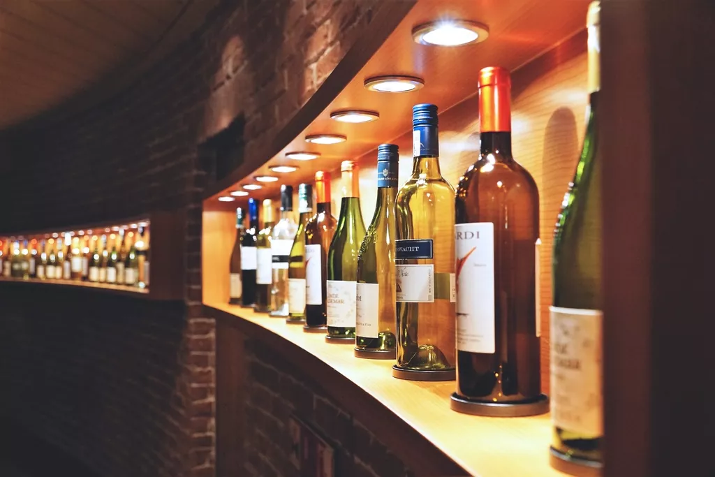Bouteilles de vin sur une étagère éclairée