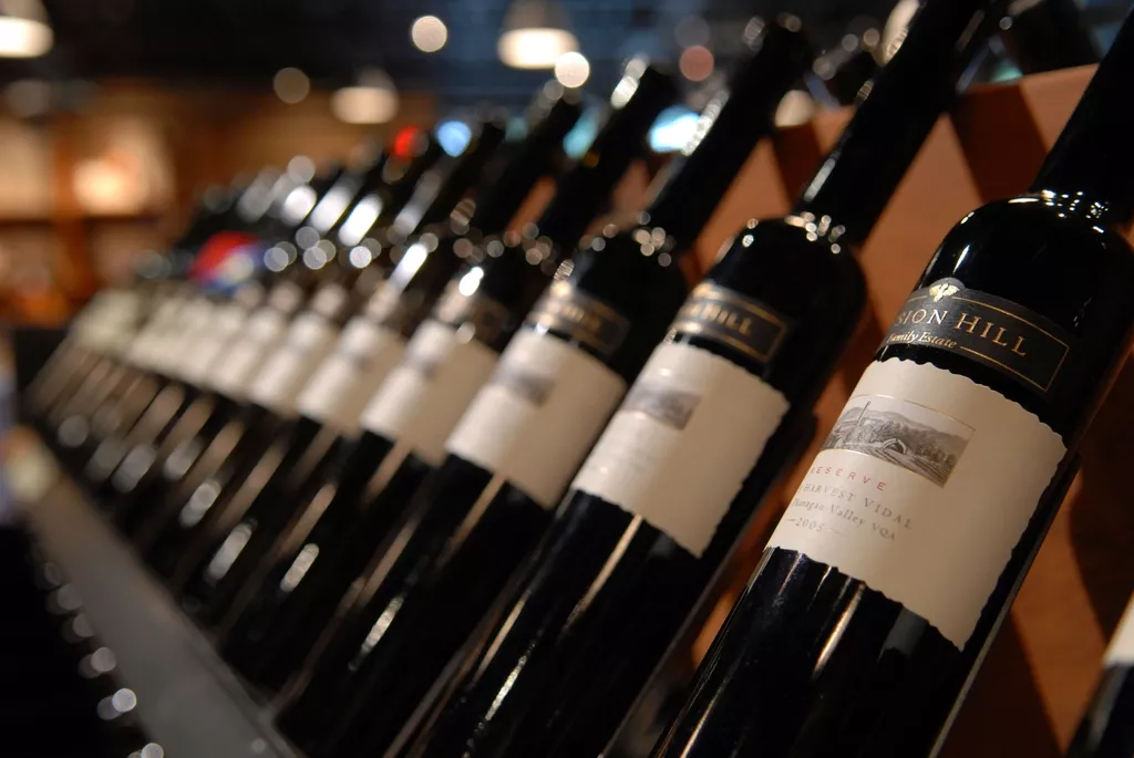 Bouteilles de vin rouge alignées