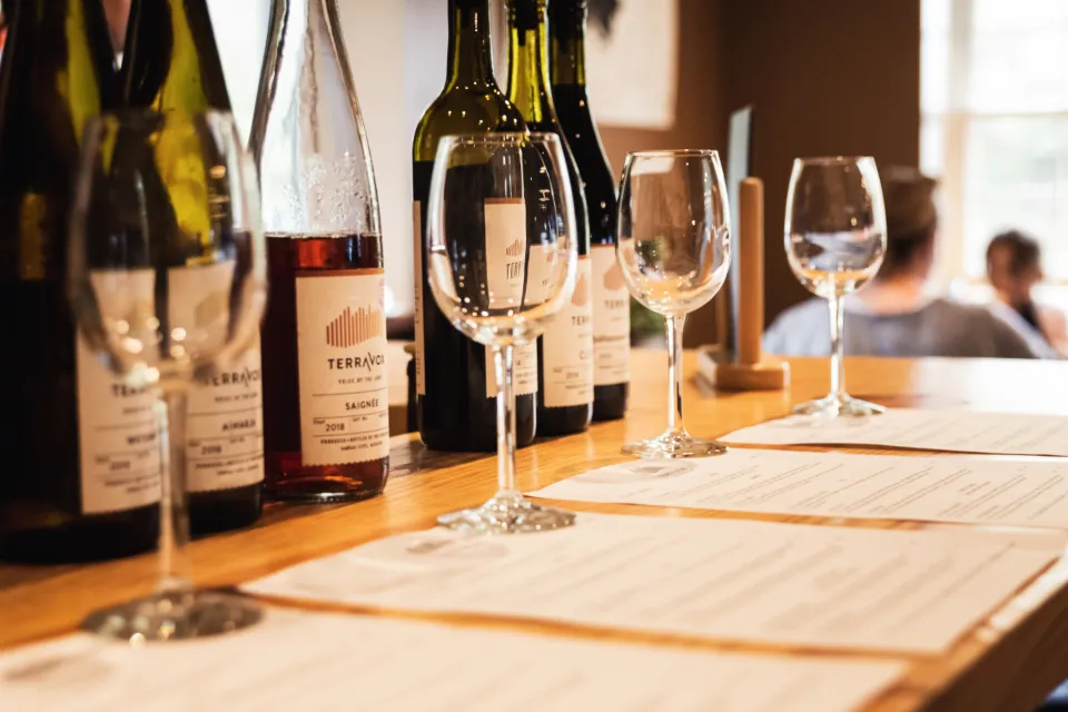 Bouteilles et verres alignés pour une dégustation