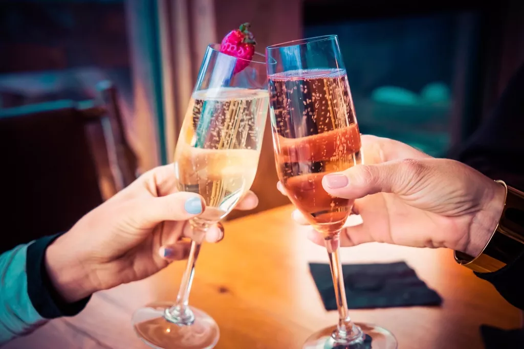 Deux coupes de vin effervescent qui trinquent