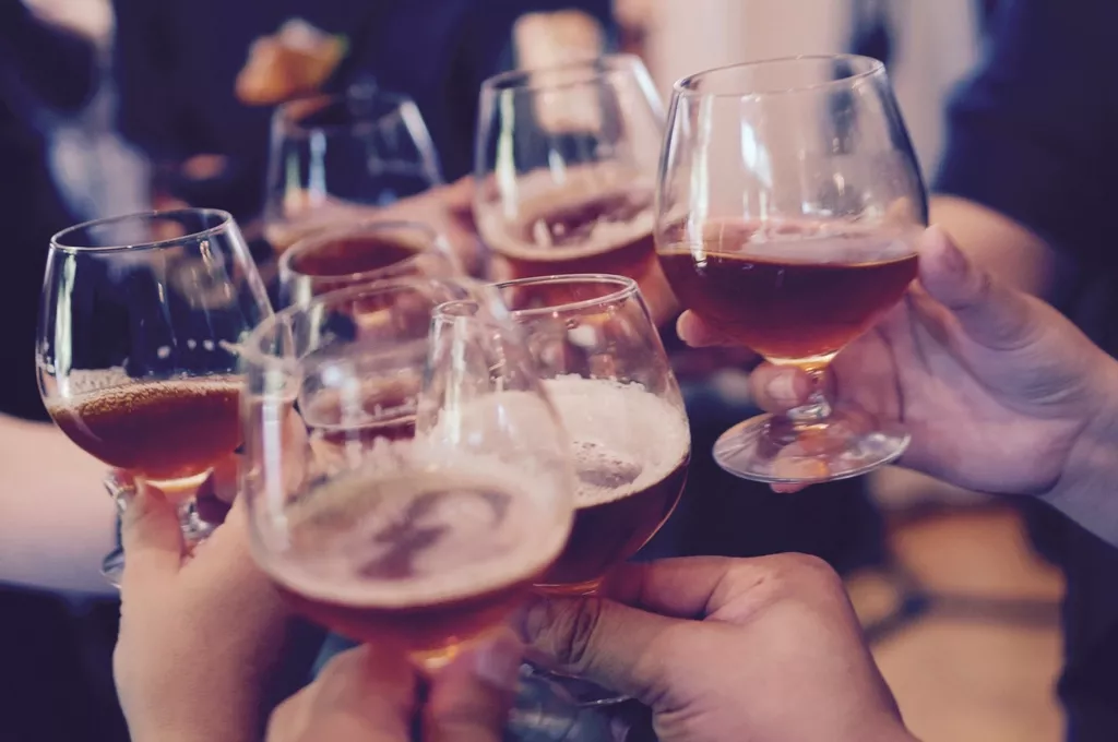 Verres de vin levés pour trinquer