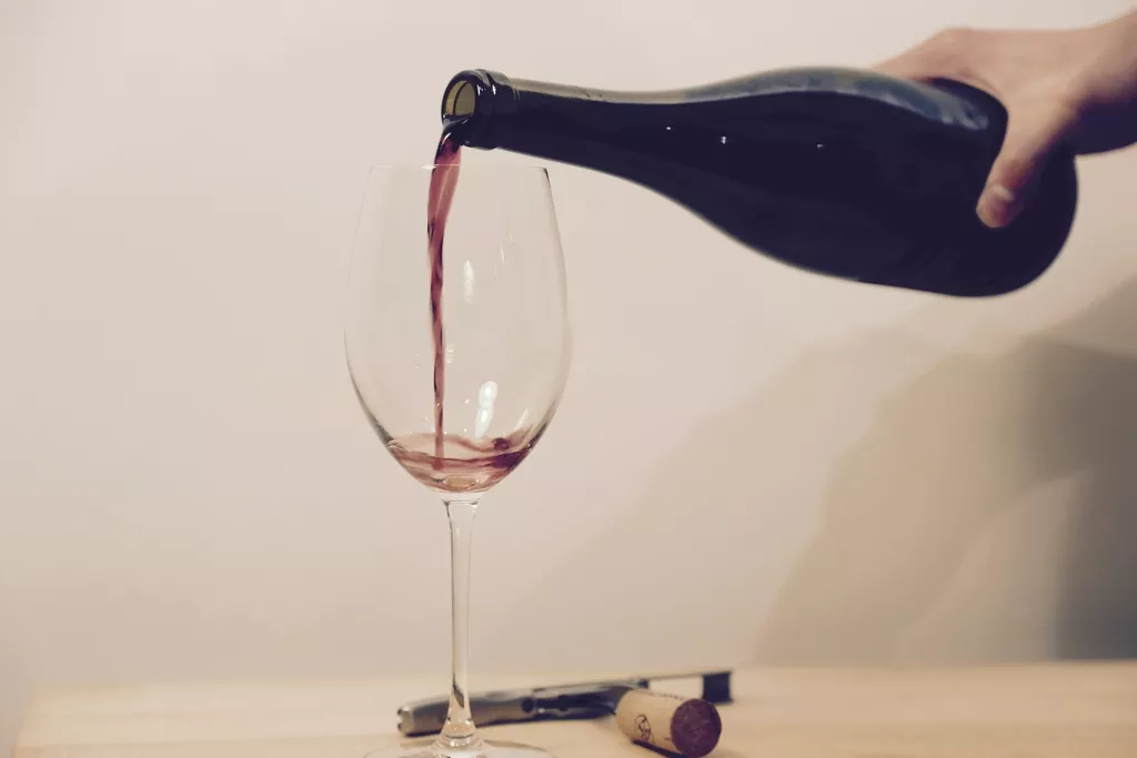 Vin rouge versé dans un verre